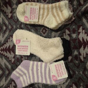 6 pair aloe infused socks